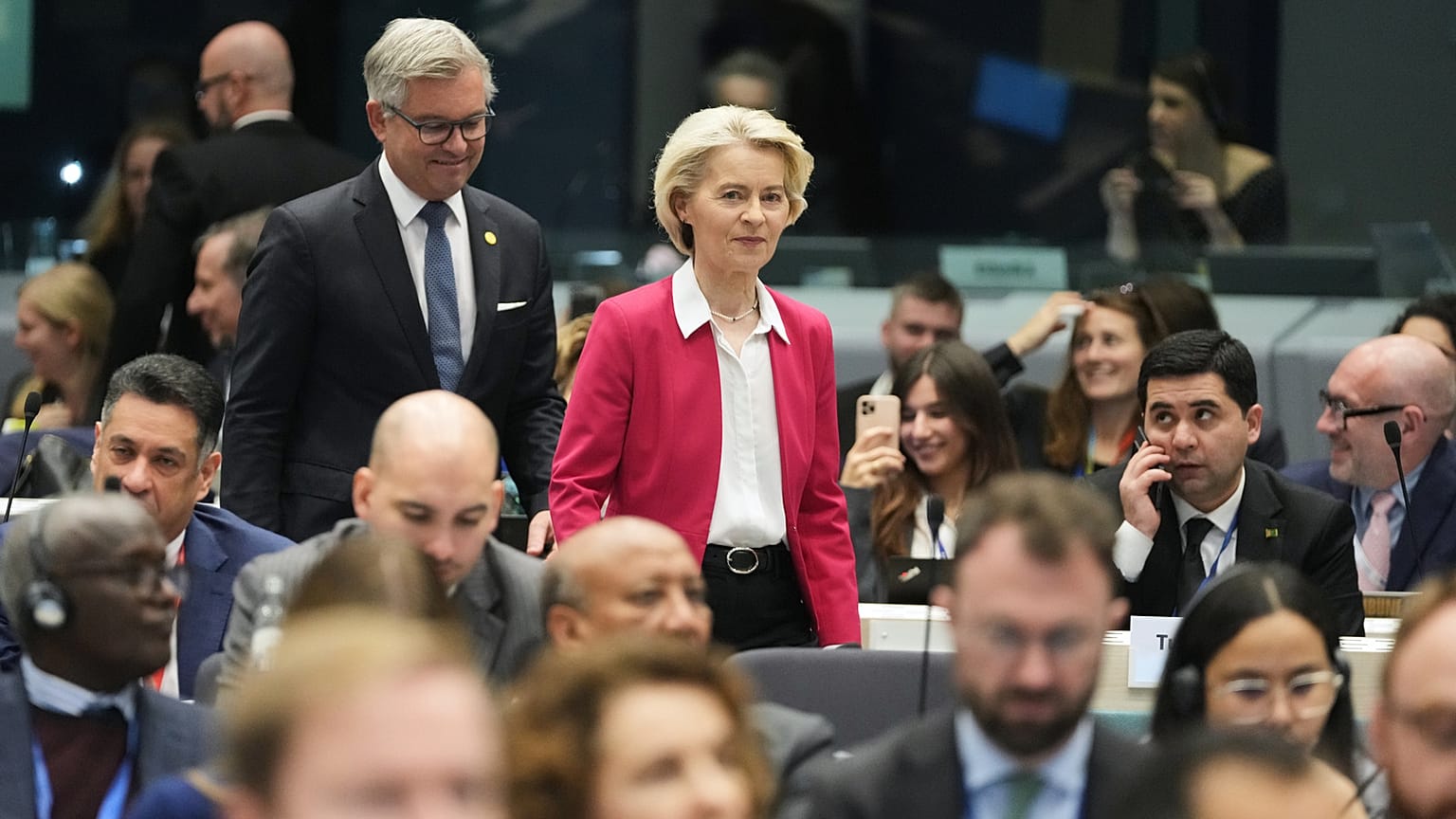 Presidente da Comissão Europeia, Ursula von der Leyen, e comissário europeu dos Assuntos Internos e Migração, Magnus Brunner
