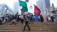 Fans feiern in Mexiko-Stadt den Auftaktsieg Mexikos gegen Südafrika bei der Fußball-WM.