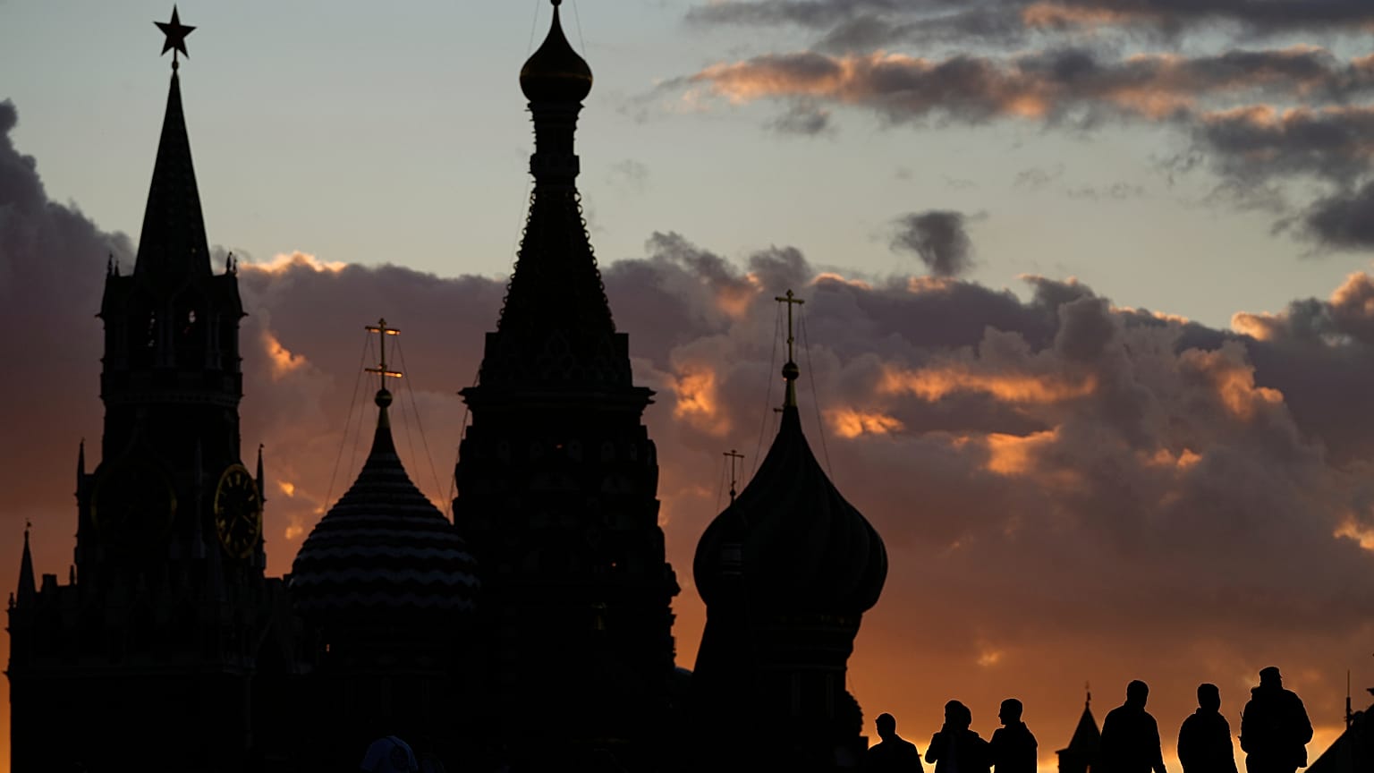 Парке Зарядье на закате в Москве, Россия, четверг, 28 августа 2025 года