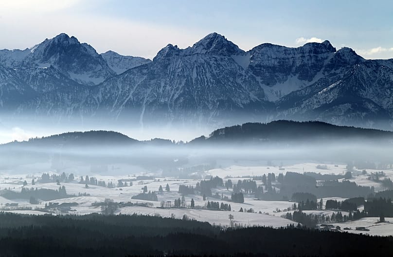 Oft hält sich Nebel in Bodennähe, weil die Erdoberfläche nachts abkühlt.