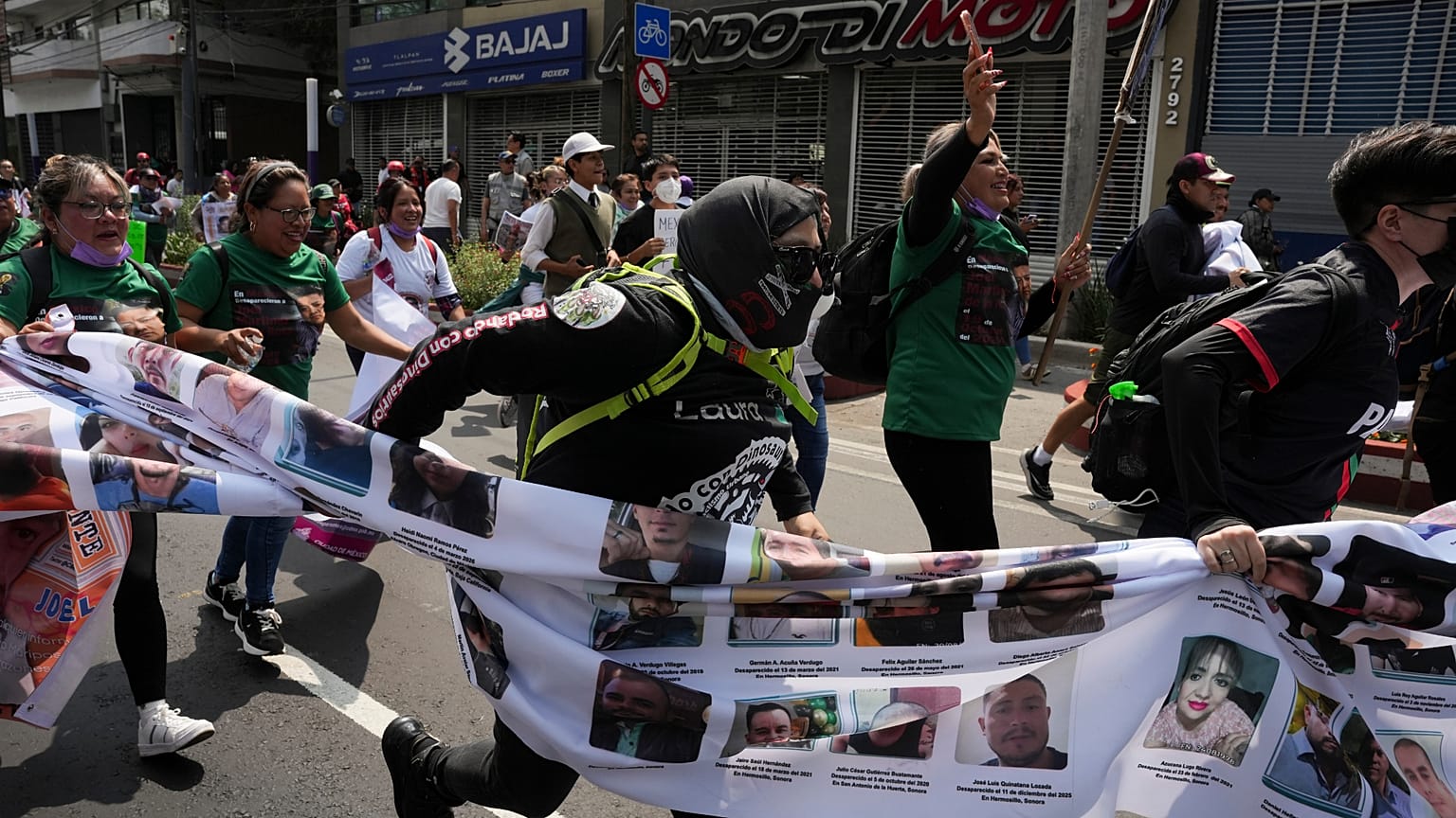 Familiares de desaparecidos no México e manifestantes marcham antes da abertura do Mundial de futebol de 2026, na Cidade do México. 11 de junho de 2026