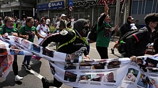 Familiari dei desaparecidos in Messico e manifestanti sfilano alla vigilia dell'apertura dei Mondiali FIFA 2026 a Città del Messico. 11 giugno 2026.