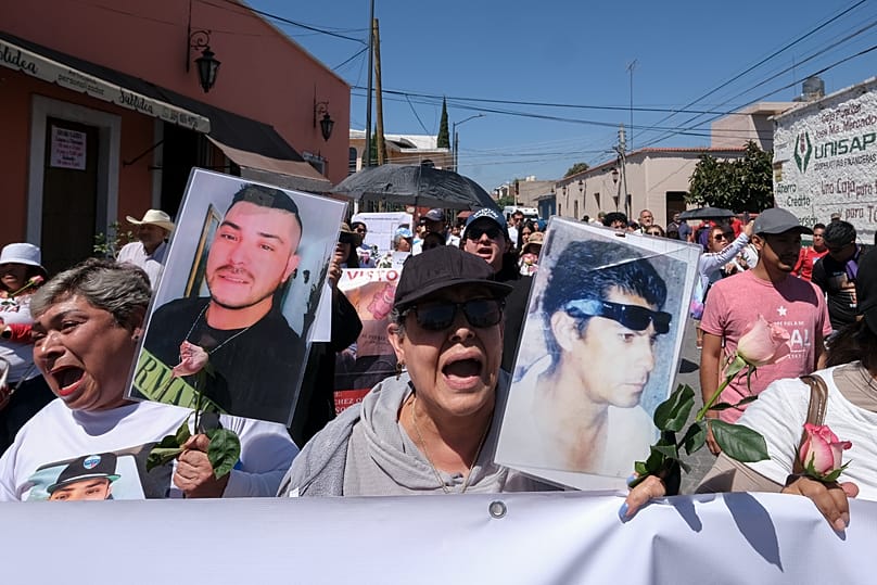 Manifestantes saíram às ruas após a descoberta de restos ósseos na herdade Izaguirre, na região de Jalisco. 16 de março de 2025.