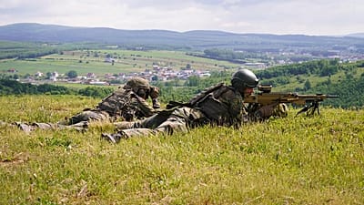 Soldati assegnati alla KFOR durante un’esercitazione di difesa al campo Bondsteel, in Kosovo.