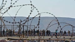 ARCHIVES - Des migrants secourus au sud de la Crète marchent après leur arrivée au port de Lavrio, en Grèce, le 10 juillet 2025