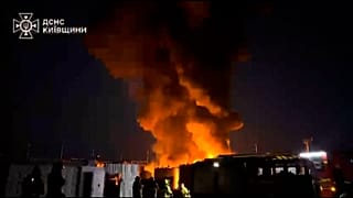 Дым поднимается после удара по объекту инфраструктуры в Борисполе, Киевская область