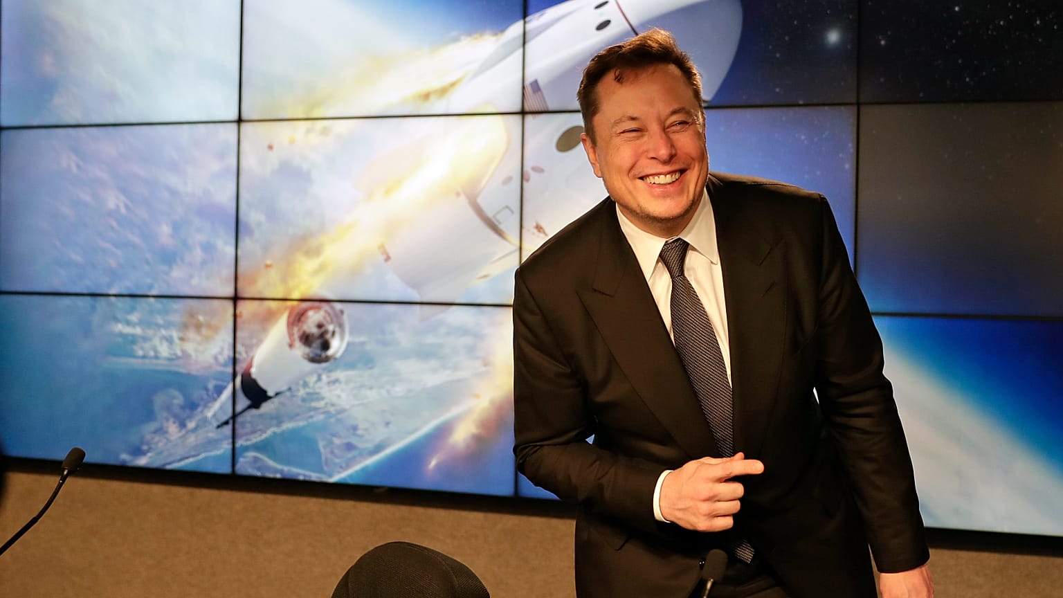 Elon Musk, Gründer, CEO und Hauptingenieur/Konstrukteur von SpaceX, während einer Pressekonferenz im Anschluss an einen Testflug der Falcon-9-Rakete von SpaceX in Cape Canaver