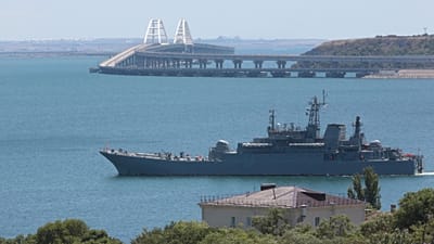 ARCHIV - Ein russisches Marineschiff bringt Autos und Menschen am Montag, 17. Juli 2023, über die Straße von Kertsch vom russischen Festland auf die Krimhalbinsel.