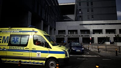 ARQUIVO - Uma ambulância passa pela entrada principal do hospital Vila Franca de Xira