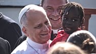 El Papa León XIV sostiene a un niño a su llegada a un encuentro con migrantes en San Cristóbal de La Laguna, Tenerife, España, el viernes 12 de junio de 2026. 