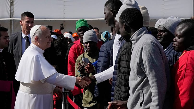 El Papa León XIV saluda a asistentes a su llegada a una reunión con migrantes en San Cristóbal de La Laguna, Tenerife, España, el viernes 12 de junio de 2026.