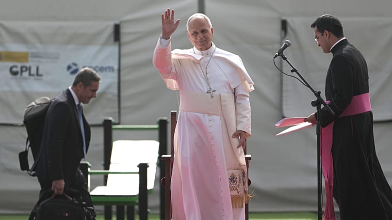 El Papa León XIV llega para reunirse con migrantes en el centro de acogida de Las Raíces en San Cristóbal de La Laguna, Tenerife, España, el 12 de junio de 2026.