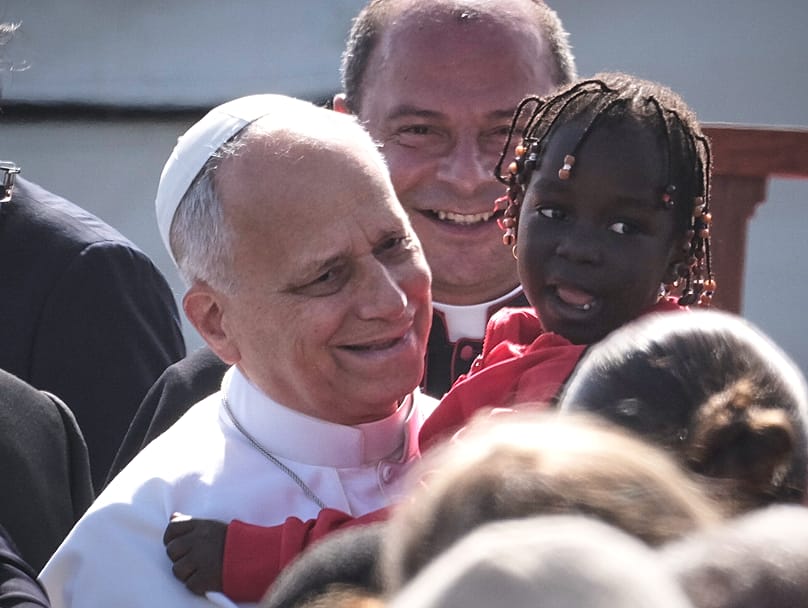 El Papa León XIV sostiene a un niño a su llegada a un encuentro con migrantes en San Cristóbal de La Laguna, Tenerife, España, el 12 de junio de 2026.