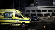 ARCHIVO - Una ambulancia pasa por la entrada principal del hospital Vila Franca de Xira