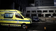 ARCHIVO - Una ambulancia pasa por la entrada principal del hospital Vila Franca de Xira