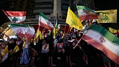 رفع أنصار حزب الله أعلامهم  وأعلام إيران خلال تجمع في الضاحية اللبنانية، الأربعاء 10 يونيو/حزيران 2026.