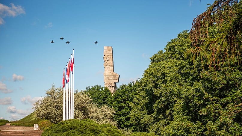Pierwsze polskie F-35 w asyście myśliwców F-16 nad Westerplatte w Gdańsku.
