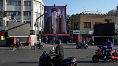 دراجات نارية تسير بالقرب من المنزل الذي قُتل فيه المرشد الأعلى الإيراني الراحل علي خامنئي، الذي يظهر على لافتة، في غارات أمريكية وإسرائيلية في 28 فبراير في طهران السبت 6 يونيو