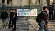 Ein Banner mit der Aufschrift „Gisele, Frauen danken dir“ hängt vor dem Gerichtsgebäude während des Berufungsprozesses, Donnerstag, 9. Oktober 2025, in Nîmes in Frankreich