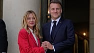 Giorgia Meloni accueillie à l'Élysée par Emmanuel Macron pour des discussions sur le détroit d'Ormuz, le 17 avril 2026.