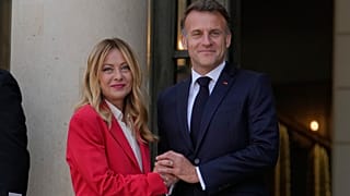Giorgia Meloni accueillie à l'Élysée par Emmanuel Macron pour des discussions sur le détroit d'Ormuz, le 17 avril 2026.