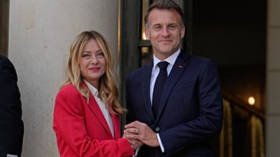 Giorgia Meloni recebida no Eliseu por Emmanuel Macron para discutir o estreito de Ormuz, a 17 de abril de 2026