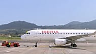 El avión de Iberia que debía trasladar al Papa León XIV a Roma, en el Aeropuerto de Tenerife Norte-Ciudad de La Laguna, el 12 de junio de 2026