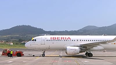 O avião da Iberia que devia transportar o Papa Leão XIV para Roma, no Aeroporto de Tenerife Norte-Cidade de La Laguna, em 12 de junho de 2026