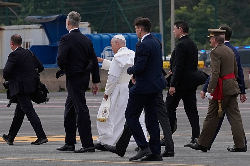 El Papa León XIV ya vuela rumbo a Roma en el avión oficial facilitado por el rey Felipe VI, tras un problema técnico que obligó a suspender su despegue previsto.