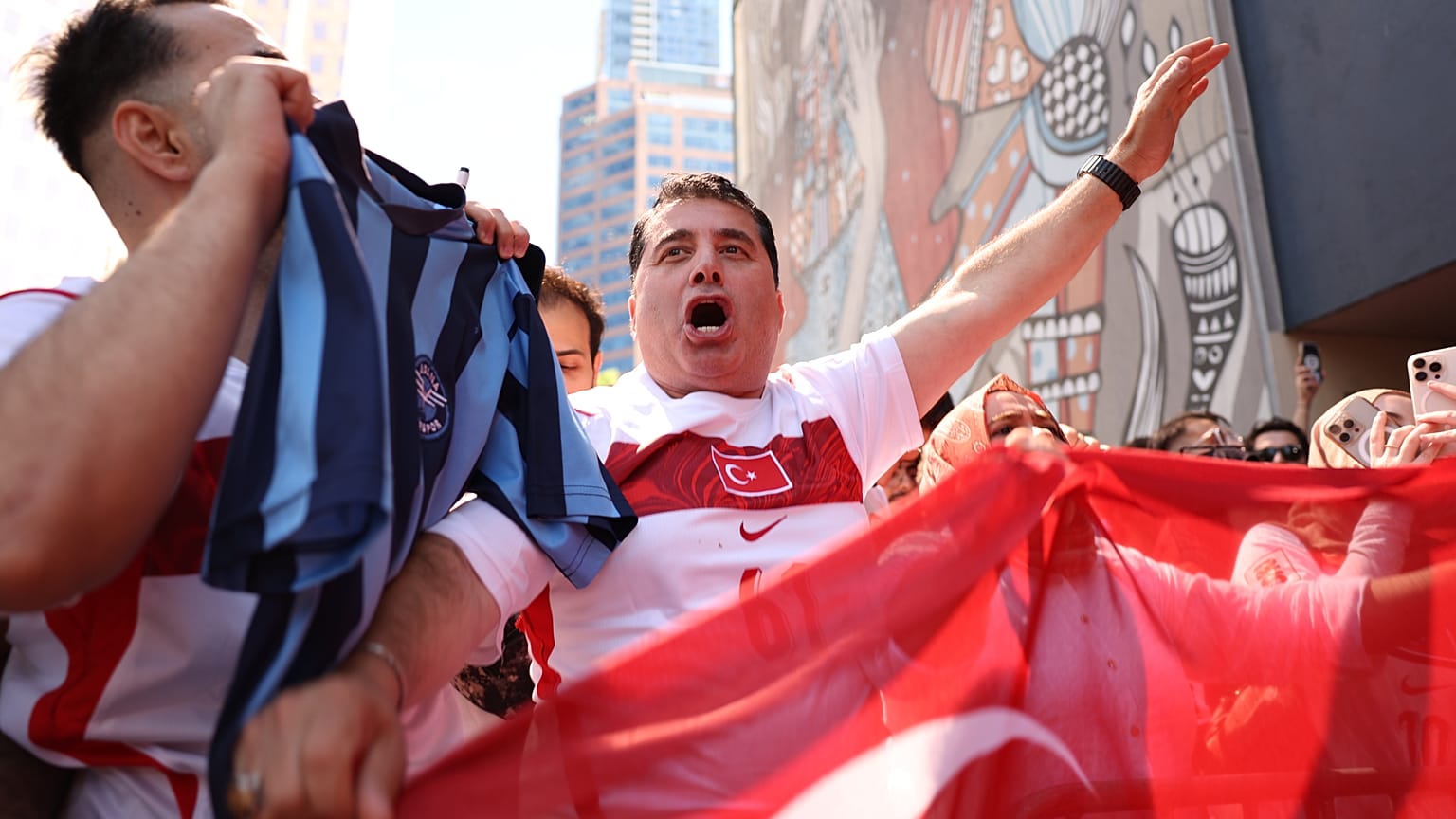 Des supporters turcs acclament l'équipe à son arrivée à l'hôtel, à Vancouver (Colombie-Britannique), le jeudi 11 juin 2026.