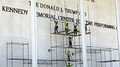 Trabalhadores montam andaimes por baixo do letreiro do Centro John F. Kennedy para as Artes Performativas, em Washington, 12 de junho de 2026