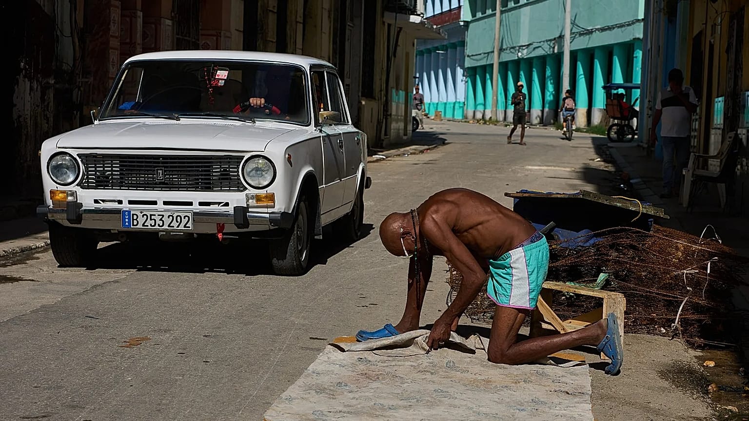 Un hombre repara un colchón en La Habana, Cuba, el 9 de junio de 2026.