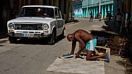 Un hombre repara un colchón en La Habana, Cuba, el 9 de junio de 2026.