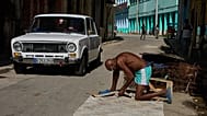 Un hombre repara un colchón en La Habana, Cuba, el 9 de junio de 2026.