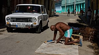 Un hombre repara un colchón en La Habana, Cuba, el 9 de junio de 2026.