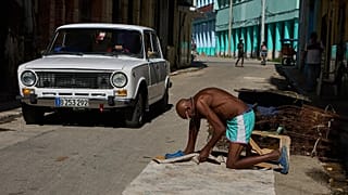 Un hombre repara un colchón en La Habana, Cuba, el 9 de junio de 2026.