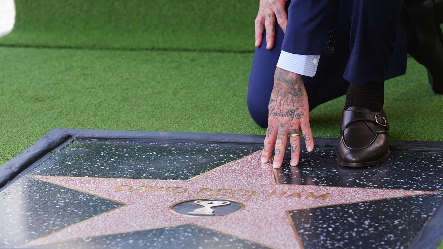 David Beckham präsentiert seinen neuen Stern bei einer Zeremonie auf dem Hollywood Walk of Fame am Freitag.