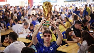 Un aficionado bosnio agita un trofeo inflable de la Copa del Mundo en una zona de aficionados en Sarajevo, el 12 de junio de 2026