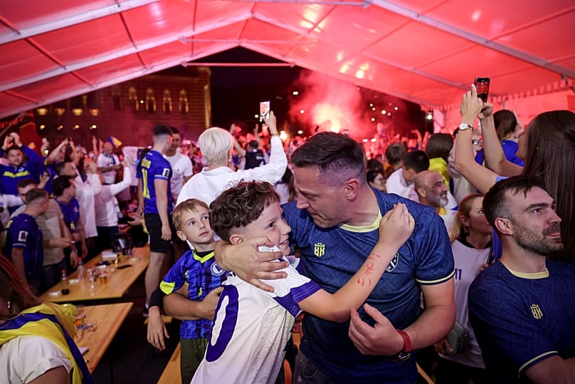 Bosnalı taraftarlar, 12 Haziran 2026’da Saraybosna’daki bir taraftar festivalinde kutlama yapıyor