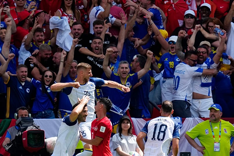 Bosna’dan Jovo Lukić (25), 12 Haziran 2026’da Kanada ile Bosna arasında oynanan Dünya Kupası B Grubu maçının ilk yarısında açılış golünü attıktan sonra seviniyor