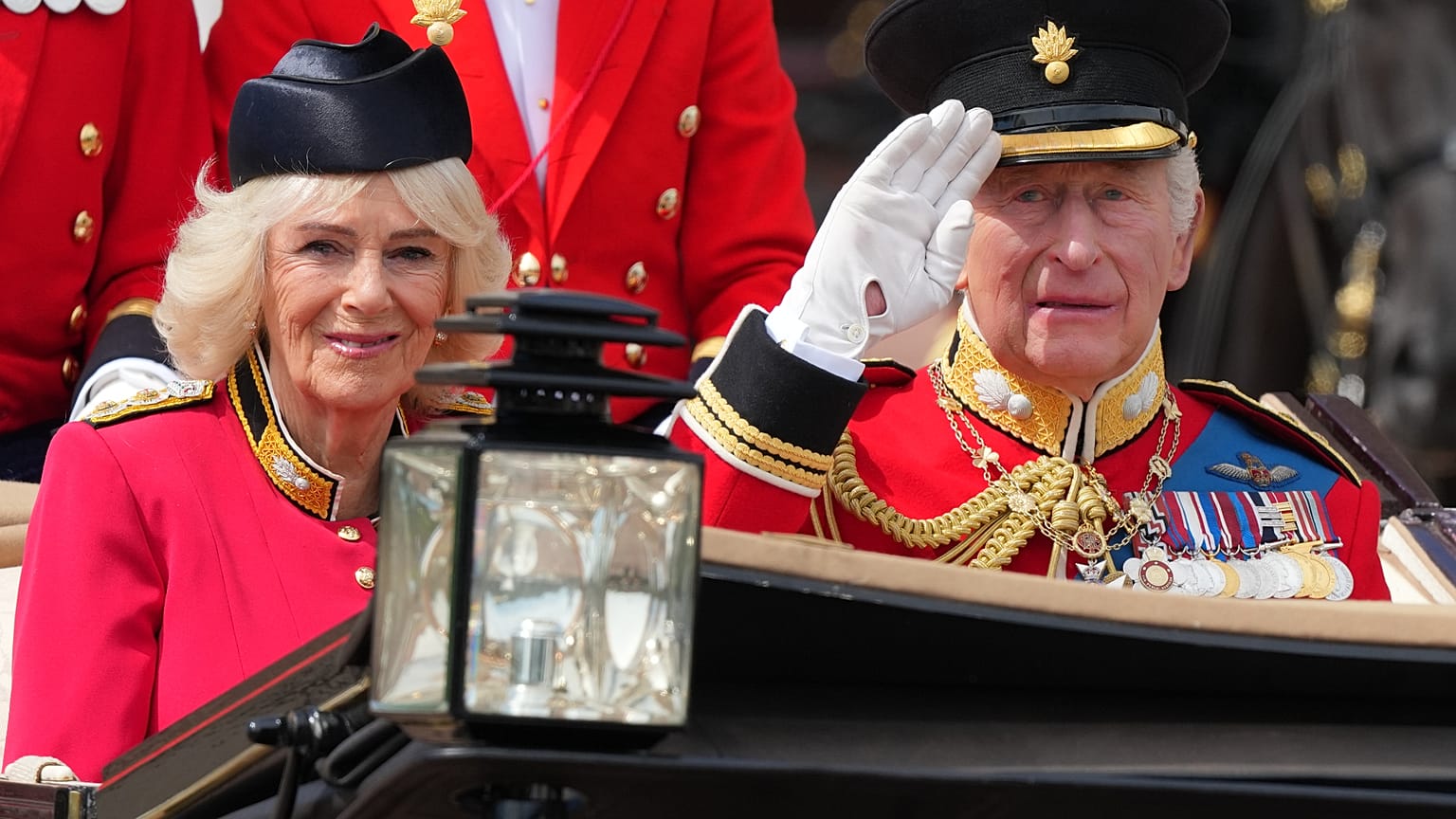 El rey Carlos III y la reina Camila desfilan en un carruaje descubierto durante el Trooping the Colour, el desfile anual por su cumpleaños, en Londres el 13 de junio de 2026.