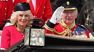 O rei Carlos III do Reino Unido e a rainha Camila seguem numa carruagem aberta durante o Trooping the Colour, em Londres, sábado, 13 de junho de 2026
