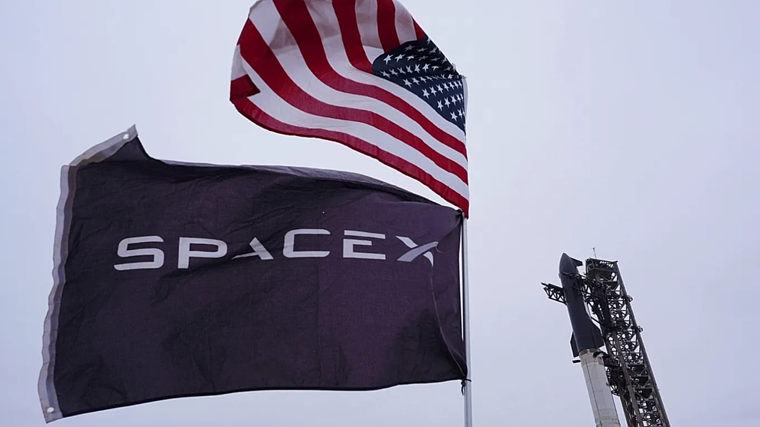 ARŞİV - SpaceX'in dev roketi Starship, Ocak 2025'te Teksas, Boca Chica'daki Starbase üssünden yapılacak deneme uçuşu için hazırlanıyor.