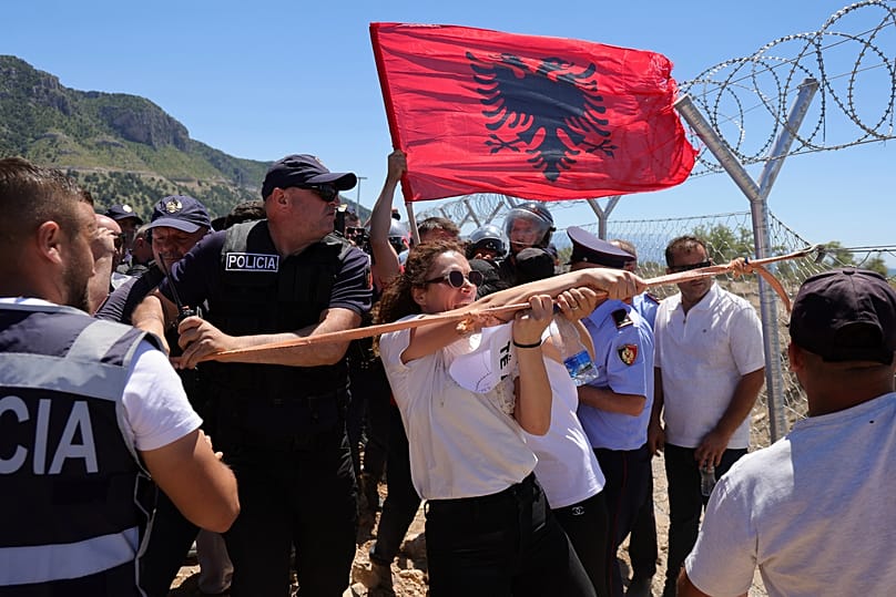 يشارك المتظاهرون في مظاهرة ضد خطط بناء منتجع سياحي في منطقة رجول في شكودر، شمال ألبانيا، السبت 13 يونيو 2026. (AP Photo/هاميرالدي أجولي)