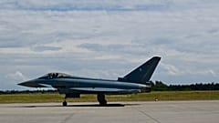 Машущий рукой пилот истребителя Eurofighter на ILA 2026, 13.06.2026