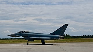 Ein winkender Eurofighter-Pilot auf der ILA 2026, 13.06.2026