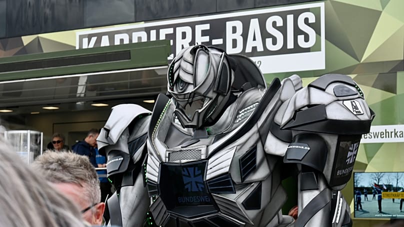 Ein Transformers-artiger Walking Act der Bundeswehr vor einem Karriere-Infopoint auf der ILA 2026, 13.06.2026