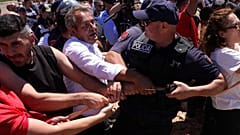 Κάτοικοι του χωριού Ριόλ διαδηλώνουν κατά έργου τουριστικής ανάπτυξης στον Βορρά της Αλβανίας