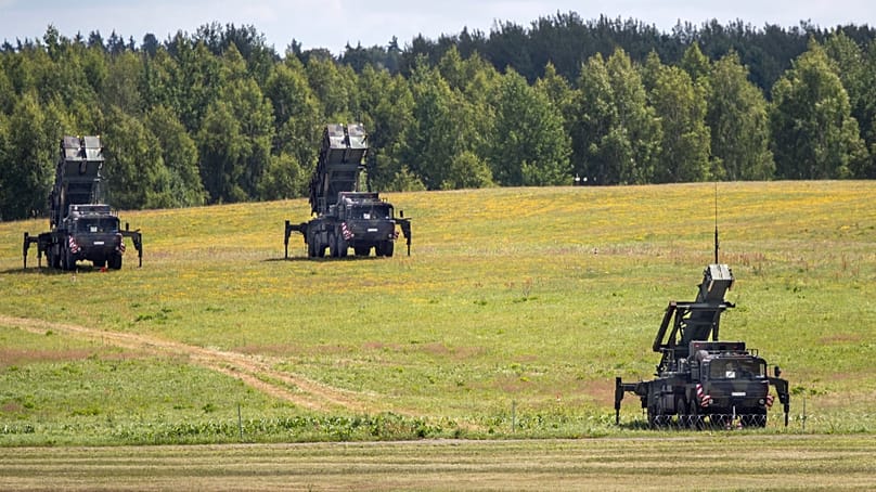 Il sistema di difesa aerea Patriot dispiegato dalla Germania all'aeroporto di Vilnius durante il vertice NATO in Lituania, 8 luglio 2023