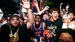 Aficionados de los New York Knicks celebran la victoria tras un visionado colectivo del quinto partido de las Finales de la NBA ante los San Antonio Spurs